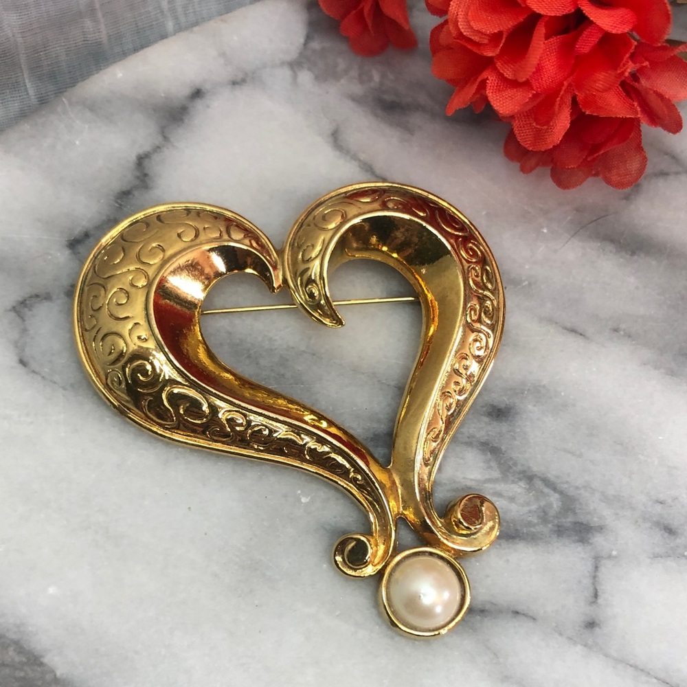 Vintage 1990s AVON Gilded Heart gold tone filigree & faux pearl brooch pin